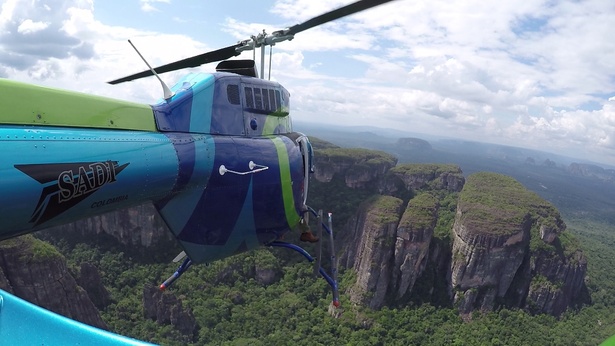 テーブルマウンテンはあまりにも急峻で登山ルートもないため、撮影隊はヘリコプターで移動