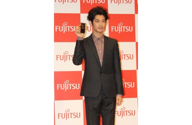 さらに、「今日も抱っこしてきました。写真も撮っていますよ」と答え、幸せいっぱいのパパの顔で会場を後にした