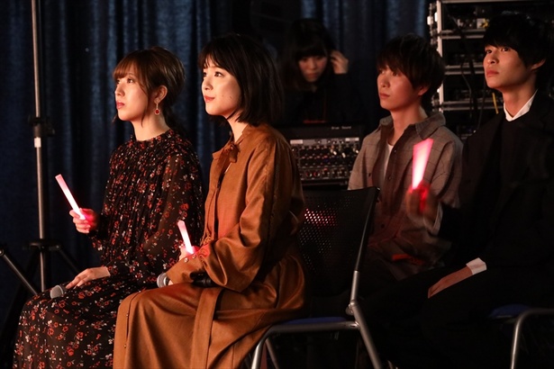 倉木の歌声に聞き入る川島らドラマ出演陣