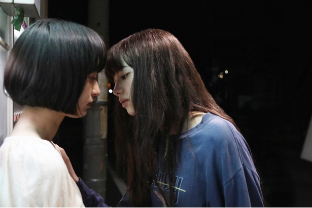 【写真を見る】公開された予告編には衝撃的なキスシーンが続出