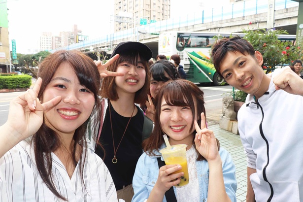 演舞を終えリラックスした様子のメンバーたち