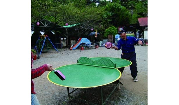 「負けたら農作業！」の卓球。ラケットは鍋