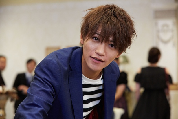 【写真を見る】 藤田富が演じるのはアプローチも大胆不敵でいきなりキスを迫ることもある24歳のプロサッカー選手・松木蹴人。