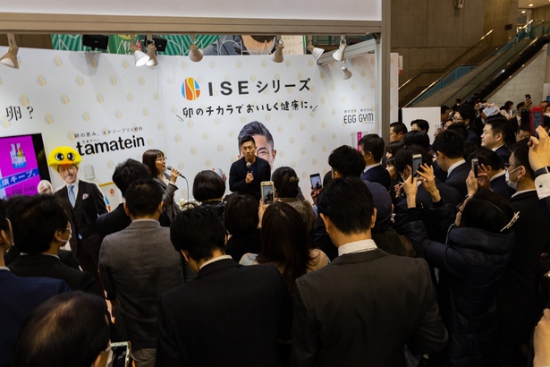 【写真を見る】前園さんを一目見ようと、トークイベントの会場となったイセ食品のブースは大盛況
