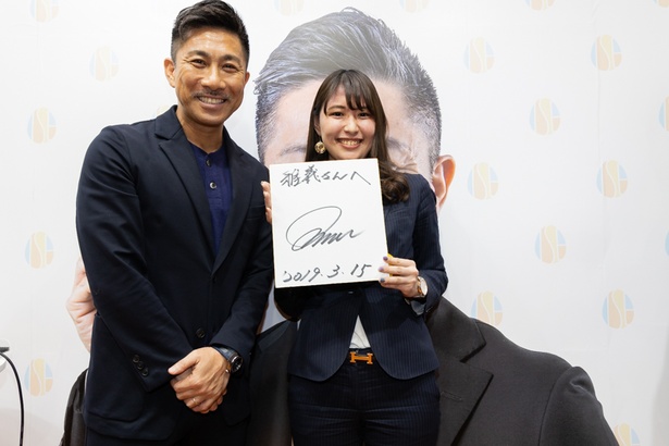 サイン色紙をゲットした女性