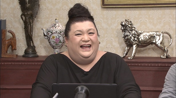【写真を見る】滝に興味津々のマツコは極寒の中で行なわれる滝行に大興奮!
