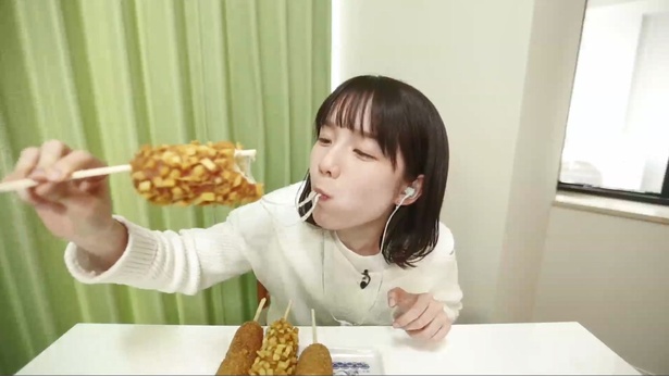 【写真を見る】究極の「生そしゃく音」録画を目指すべく、おいしそうにモグモグする弘中綾香アナ