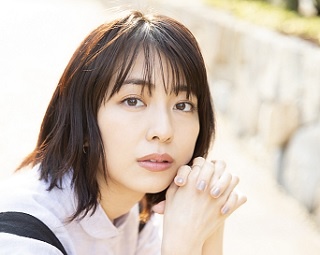 小島梨里杏の1st写真集『半透明』発売！「ありのままの小島梨里杏がたくさん詰まった写真集です」