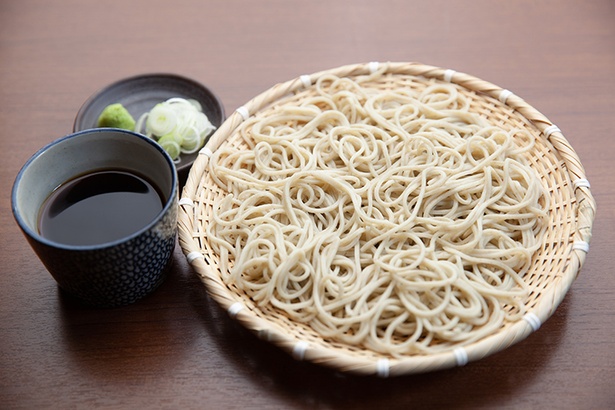 石臼挽きそば 石月 / 「利尻昆布と鰹節をベースに、鯖節と宗田節で甘味をコクを加えたそば出汁も、二八そばによく合う