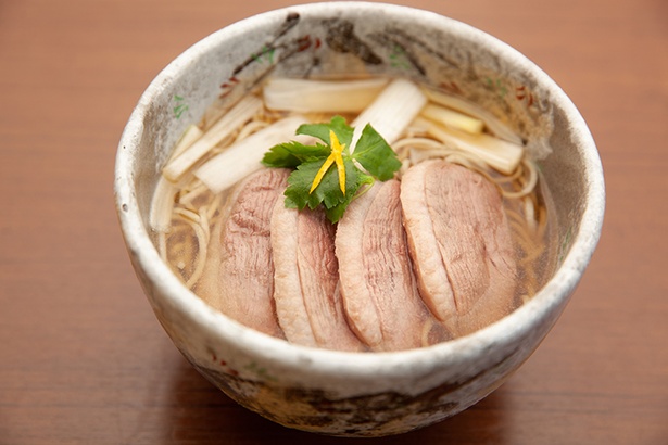 石臼挽きそば 石月 / カモの旨味とネギの香味がつゆに染みた「鴨南蛮そば」。三つ葉と柚子の香りもいい