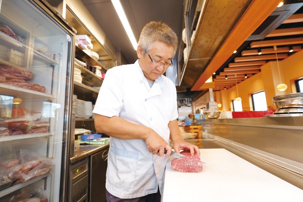 肉のカットは熟練の職人が担当。肉の旨みを最大限に引き出すように丁寧に切っていく / 焼肉菜包 久鐵 あらたま店