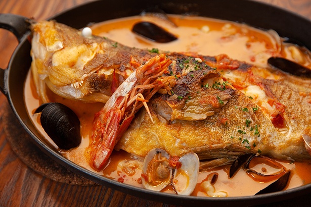 ラ・ボデガ/スペイン風ブイヤベース「サルスエラ」。市場直送の季節の魚介をふんだんに盛り込む