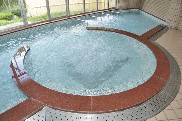 大浴場には、気泡浴など多彩な湯舟がそろっている / 明宝温泉 湯星館