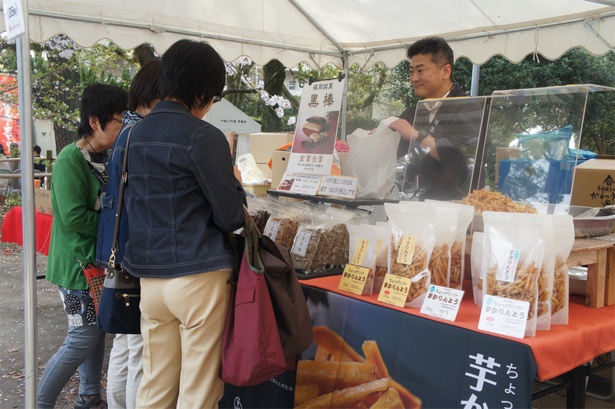 「川添製菓」は黒棒、白棒、芋かりんとうを用意する