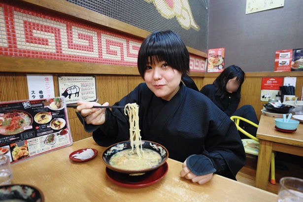 鹿児島定番の中太麺に、濃厚なスープがよく絡む！
