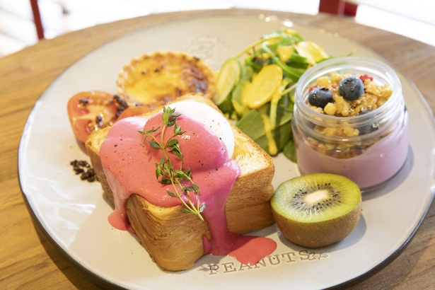 新メニューの「PEANUTS Cafe プレート ～エッグベネディクト＆デリ～」(1836円)。色鮮やかなピンクのソースは、ビーツを使ったオランデーズソース