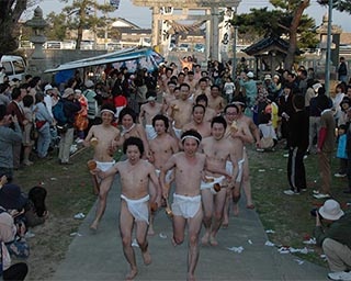 一度は見てみたい奇祭！富山県小矢部市で「酒とり祭り」開催