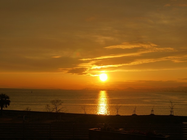 バーベキューデッキSEA SIDE TERRACEから望む夕日と海。息をのむほどの絶景だ