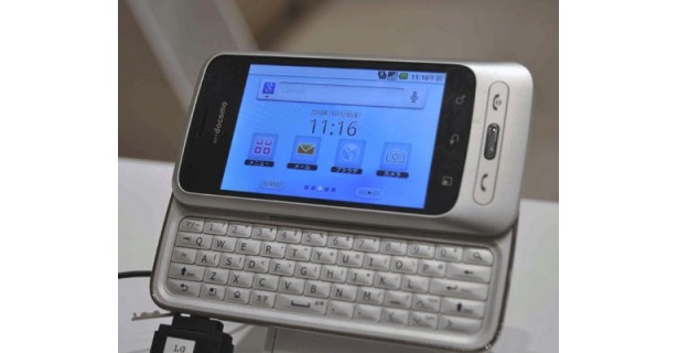 Android端末の「Opitimus chat L-04C」はスマートフォン初心者向き。スライド式のQWERTYキーボードで､長文入力も楽