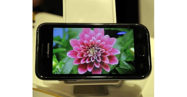 発売中の「GALAXY S」の有機ELのスクリーンは明るいところでも見やすく、色の再生もビビッド。抜きん出た美しさだ