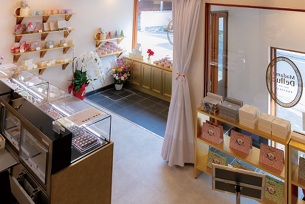 1階は完成から36時間以内に届く手作りチョコの販売スペースと個室(サロン)､2階がイートインスペース/Madame Delluc 京都祇園店