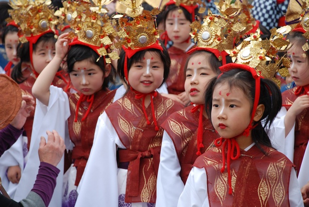 天龍峡地元の幼稚園児が古式ゆかしい衣装に身を包んで練り歩く「稚児行列」も人