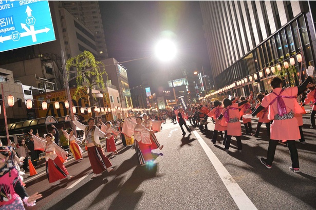 【写真を見る】花見の宴を盛り上げる「夜桜乱舞・城下さくら踊り」