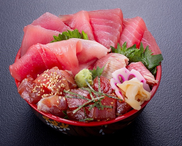 豪快！マグロ三昧丼(写真)をはじめ、マグロ一枚かぶりつき丼、希少部位マグロ炙り丼(数量限定)などが登場