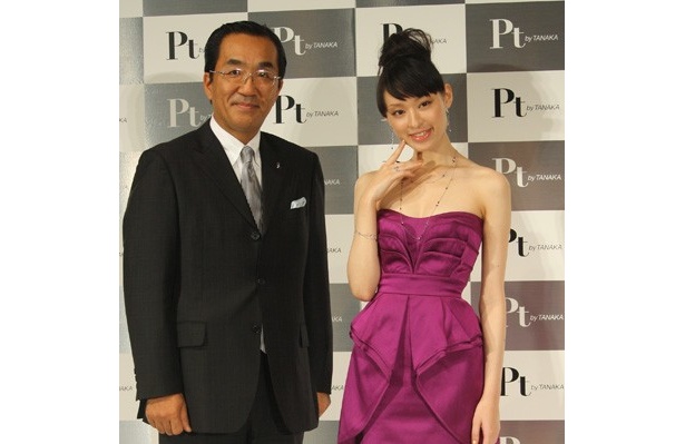 また、この日栗山さんが身に着けていたジュエリーも19日(金)より、直営店のGINZA TANAKA(全8店舗)販売が開始される