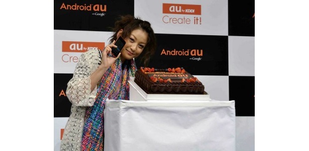 人気モデル・西山茉希に贈られた誕生日プレゼントは最新スマートフォン！