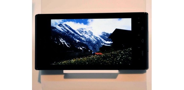 最新スマートフォン「REGZA Phone IS04」。東芝のテレビシリーズの映像技術を駆使し、高画質な映像が楽しめる