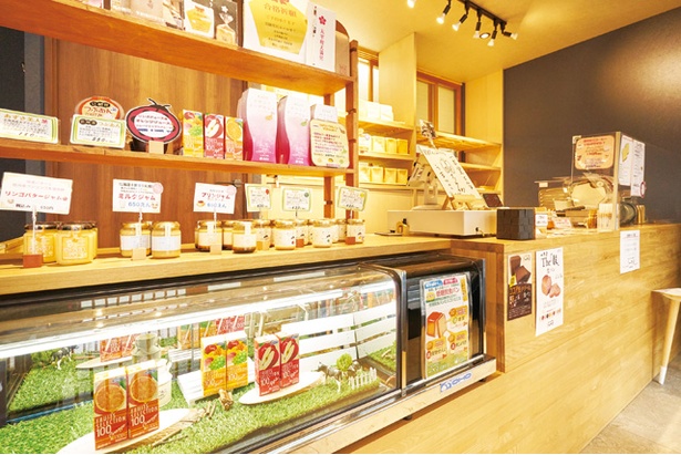 一本堂 福岡平尾店 / 店頭では瓶詰めのチーズパテ3種類も販売