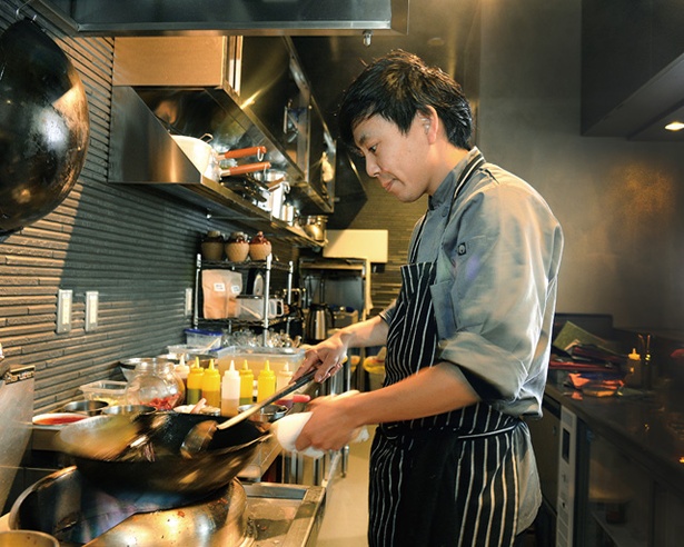 中国菜 KHAOS / 専門学校講師の経験ももつ店主の河窪 証さん。料理人の祭典「RED U-35 2018」では、ブロンズエッグを獲得