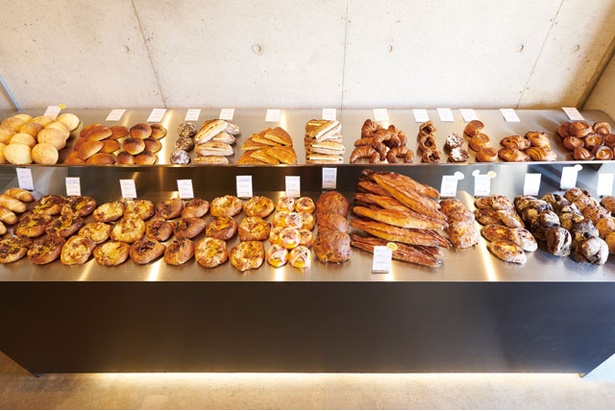 約30種類のパンをステン棚に並べる。限定パンはお早めに / boulangerie  noan studio