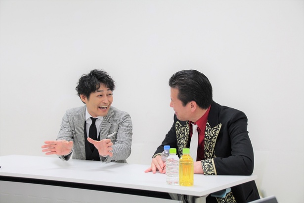 囲み取材に応じた安田顕、佐藤二朗