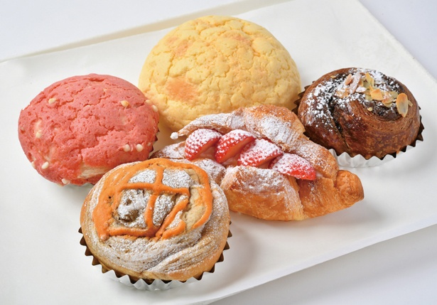 パン工房ではメロンパン(120円)などの焼きたてパンが50種類ほども登場