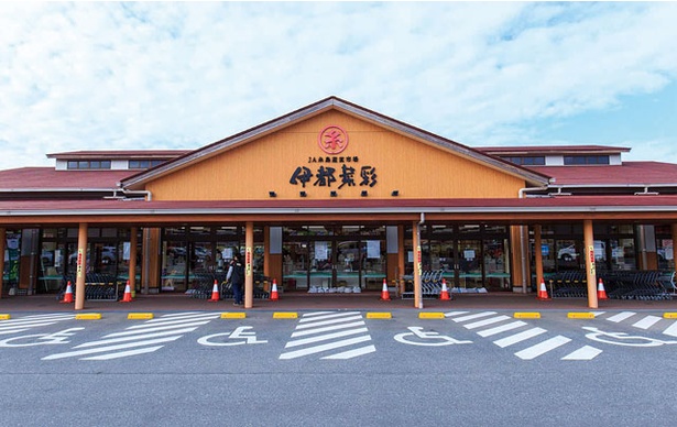 【写真を見る】JA糸島産直市場 伊都菜彩 / オープン前から行列ができる人気ぶり。新鮮な糸島食材を求め飲食店関係者の来店も多数
