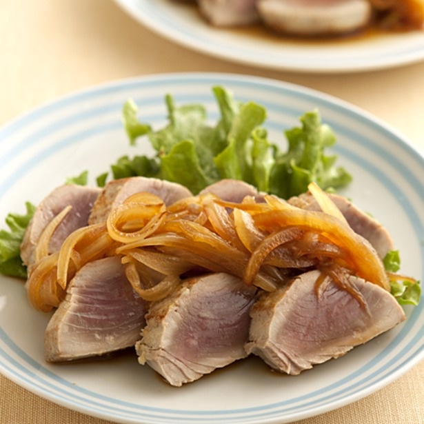 「かつおのステーキ玉ねぎソース」/料理:牛尾理恵 撮影:榎本修