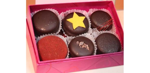 チョコでコーティングされたマカロンのセット