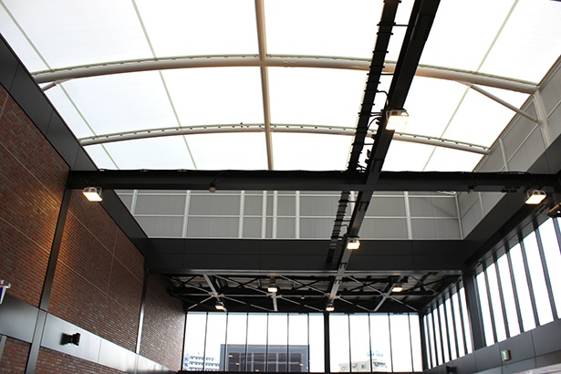 鉄・ガラス・煉瓦の3つを中心にデザインされた駅舎 / 羽沢横浜国大駅