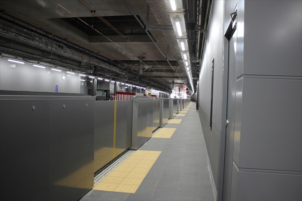 ホームは地下の相対式2面2線。両線にホームドアが設置されている / 羽沢横浜国大駅
