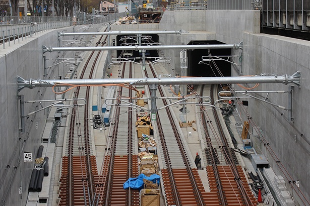 羽沢横浜国大駅から新宿方面の工事風景。左の線路はJR側に乗り入れ、右の線路はJR側から相鉄側に乗り入れる線路。中央2線は建設中の東急直通線