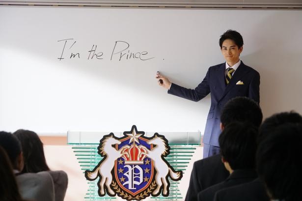 【写真を見る】一人きりで「Team先生」を怪演(!?)した町田啓太。紺のスーツがよく似合う!