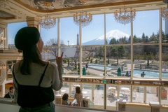 パリの劇場をイメージした「レ レーヴ サロン・ド・テ」は、富士山を間近に望む眺望も自慢の1つ