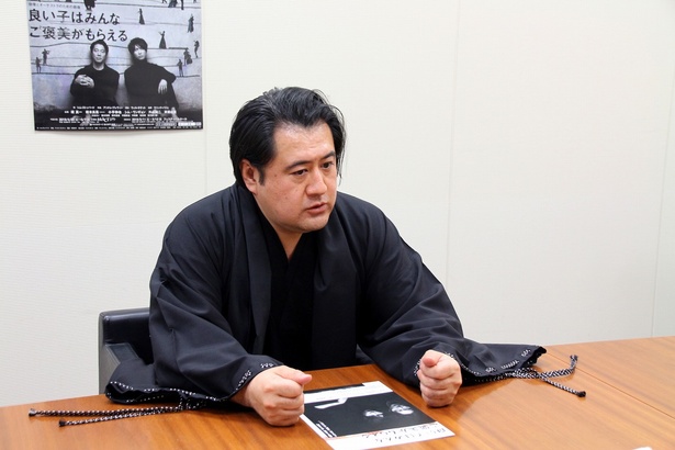 「方法論の固定概念にとらわれず、演劇と映像で学んできたことをどちらにも生かしたい」と語る小手伸也