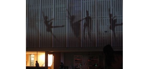【写真】テラスの外壁に映し出された幻想的な映像！