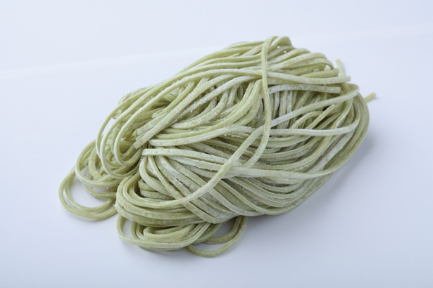 スピルリナを配合した麺は、緑がかっていて珍しい！