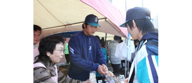 クッキーなどお菓子を販売する筒香選手