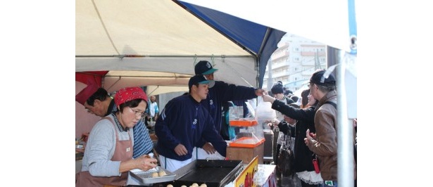 阿斗里選手と松山選手はタコ焼きを販売