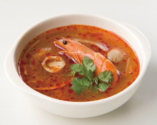 世界3大スープの一つと言われる名物「トムヤムクン」(500円)。スパイシーな香りと酸味が食欲をそそる / 野外民族博物館 リトルワールド